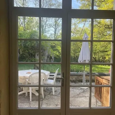 Maison De Famille, Bord De Riviere